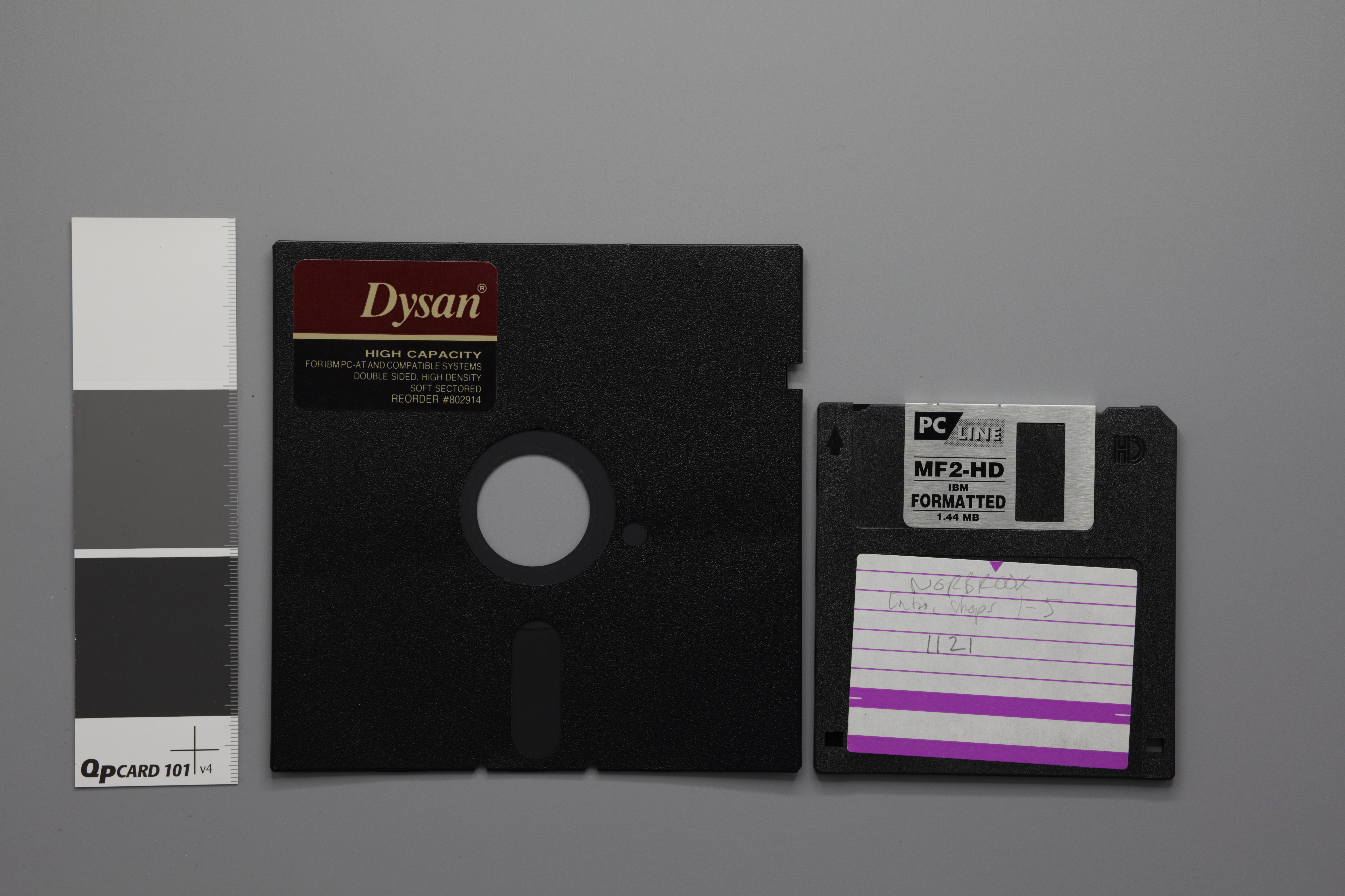 A comparison of two floppy disk, on the left a 5.25-inch disk, on the right a 3.5-inch disk