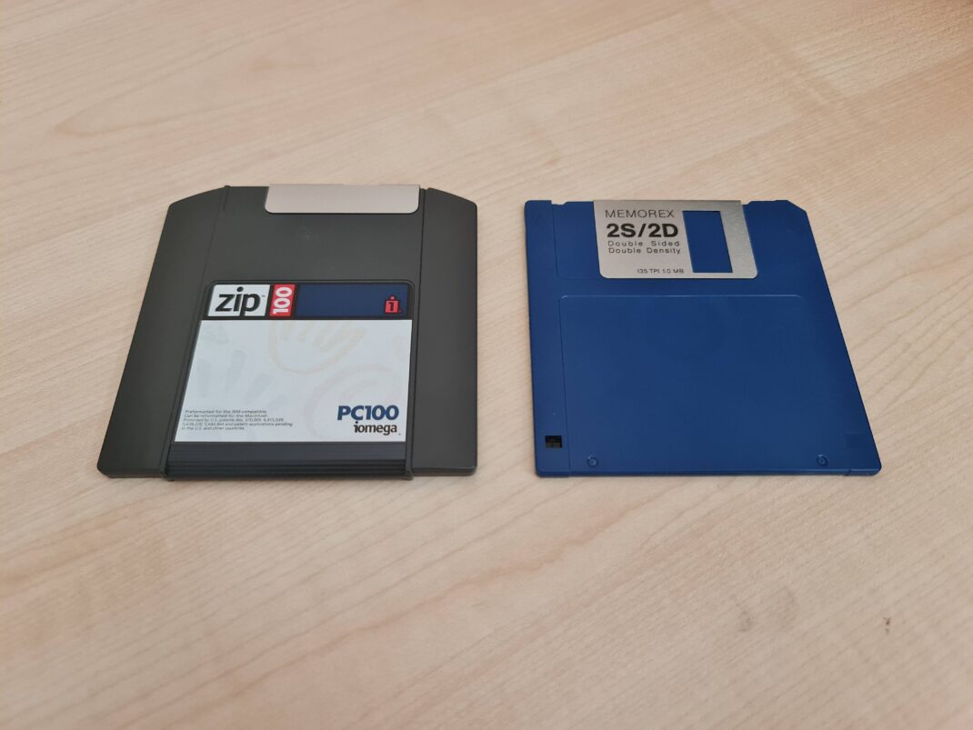 A comparison of a ZIP disk on the left and a 3.5-inch floppy disks on the right
